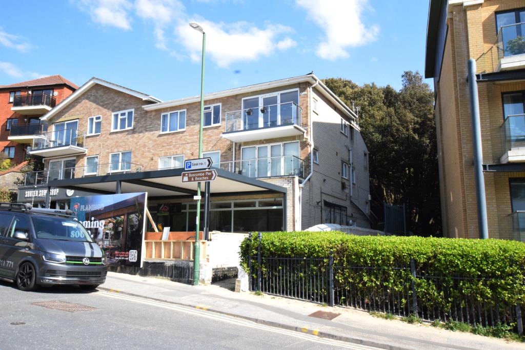 Lot: 24 - THREE-BEDROOM FLAT FOR IMPROVEMENT CLOSE TO THE SEA - Library Photo Supplied By The Joint Auctioneer
